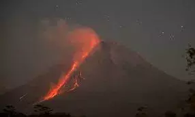 इंडोनेशिया में ज्वालामुखी विस्फोट, 11 की मौत:3 किलोमीटर की ऊंचाई तक उठा राख का गुब्बार; लावा के डर से गांव खाली कराए |