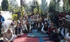 किसानों के समर्थन में उतरे पूर्व सीएम हरीश रावत, गांधी पार्क में मौन उपवास पर बैठे किसानों के समर्थन में उतरे पूर्व सीएम हरीश रावत, गांधी पार्क में मौन उपवास पर बैठे