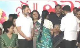 CM की ली शपथ और पत्नी का हाथ पकड़ रेवंत पहुंचे सोनिया गांधी के पास, राहुल-प्रियंका से कुछ यूं मिली गीता रेड्डी | CM की ली शपथ और पत्नी का हाथ पकड़ रेवंत पहुंचे सोनिया गांधी के पास, राहुल-प्रियंका से कुछ यूं मिली गीता रेड्डी |