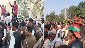 अतुल प्रधान की पंचायत में जा रहे ट्रैक्टर-ट्रॉलियों को रोका, समर्थकों की पुलिस से तीखी नोकझोंक अतुल प्रधान की पंचायत में जा रहे ट्रैक्टर-ट्रॉलियों को रोका, समर्थकों की पुलिस से तीखी नोकझोंक