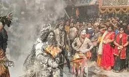 फूलों से सजा धाम, नरमुंड पिशाच बने बाबा के गणों के साथ निकली शोभायात्रा