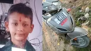 स्कूटी सवार बच्चे को बस ने रौंदा, मां-बहन बुरी तरह से जख्मी स्कूटी सवार बच्चे को बस ने रौंदा, मां-बहन बुरी तरह से जख्मी