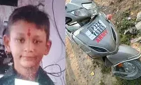 स्कूटी सवार बच्चे को बस ने रौंदा, मां-बहन बुरी तरह से जख्मी