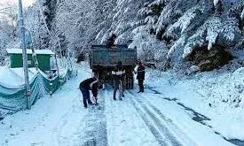 औली सड़क पर पाला गिरने से फंस रहे पर्यटक, बर्फ हटाने के लिए बीआरओ ने लगाए मजदूर