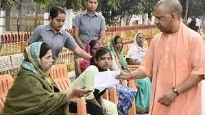 गोरखपुर में सीएम योगी ने सुनी फरियाद, बोले- हर समस्या का होगा समाधान गोरखपुर में सीएम योगी ने सुनी फरियाद, बोले- हर समस्या का होगा समाधान