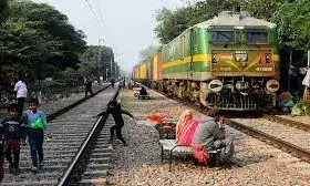 दिल्ली मंडल में रेलवे ट्रैक पर करते हैं मौज-मस्ती, हर दिन औसतन पांच लोग गंवा रहे जान