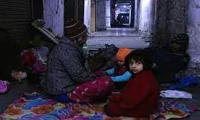 कड़ाके की ठंड में फुटपाथ पर सोने को मजबूर बेघर, कंबल की आस में कट रही सर्दी
