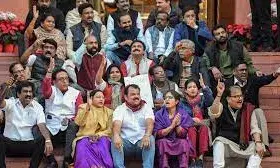 डिंपल यादव, थरूर और सुले समेत 49 सांसद लोकसभा से निलंबित, अब तक संसद से 141 सदस्य आउट डिंपल यादव, थरूर और सुले समेत 49 सांसद लोकसभा से निलंबित, अब तक संसद से 141 सदस्य आउट