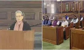 सांसदों के निलंबन को लेकर केंद्र पर बरसीं सोनिया गांधी, कहा- ये इतिहास बदलने की साजिश, लोकतंत्र का गला.. सांसदों के निलंबन को लेकर केंद्र पर बरसीं सोनिया गांधी, कहा- ये इतिहास बदलने की साजिश, लोकतंत्र का गला..