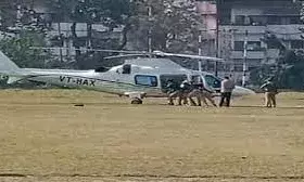 सीएम पुष्कर सिंह धामी का हेलिकॉप्टर फंसा, पुलिस दे रही धक्का | सीएम पुष्कर सिंह धामी का हेलिकॉप्टर फंसा, पुलिस दे रही धक्का |