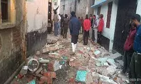 देवरिया में आधी रात को मकान में जोरदार धमाका, दीवार हुईं ध्वस्त; मचा हड़कंप
