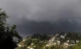 मैदान में चटख धूप के साथ हुई दिन की शुरुआत, पहाड़ों में कोहरे और शीतलहर ने बढ़ाई परेशानी