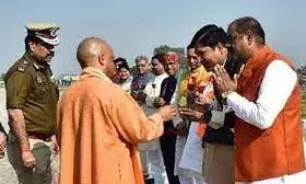 मुख्यमंत्री योगी आदित्यनाथ ने भाजपा नेताओं से जाना जिले का हाल, एयरपोर्ट पर की मुलाकात