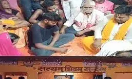 प्रेमी की जाने वाली थी बरात..प्रेमिका फोटो लेकर पहुंची थाने, पंचायत बैठी तो दोनों की तय करनी पड़ी शादी प्रेमी की जाने वाली थी बरात..प्रेमिका फोटो लेकर पहुंची थाने, पंचायत बैठी तो दोनों की तय करनी पड़ी शादी