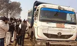 खनन से भरे डंपर ने साइकिल सवार को कुचला, दूर तक घसीटा, मौत पर ग्रामीणों ने किया हंगामा