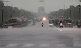 शीतलहर से जूझ रहे दिल्ली-NCR समेत उत्तर भारत में घना कोहरा, थमी वाहनों की रफ्तार; उड़ानें प्रभावित