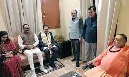 स्वामी राजराजेश्वराश्रम से मिले केंद्रीय रक्षा राज्य मंत्री और यूपी के उपमुख्यमंत्री, लिया आशीर्वाद