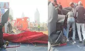 पुष्पवर्षा के समय नीचे गिरने से बचा हेलीकॉप्टर, उखड़ गए तंबू-गेट; एलईडी स्क्रीन क्षतिग्रस्त | पुष्पवर्षा के समय नीचे गिरने से बचा हेलीकॉप्टर, उखड़ गए तंबू-गेट; एलईडी स्क्रीन क्षतिग्रस्त |