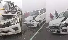 जेवर में यमुना एक्सप्रेसवे पर सात गाड़ियां आपस में टकराई; मोदीनगर में भिड़े 20 वाहन जेवर में यमुना एक्सप्रेसवे पर सात गाड़ियां आपस में टकराई; मोदीनगर में भिड़े 20 वाहन