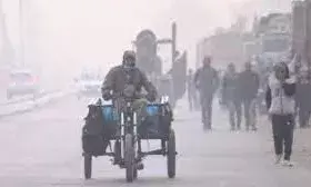 कड़ाके की ठंड से कांपी दिल्ली, जमीन से लेकर आसमान तक यातायात प्रभावित; 22 ट्रेन और 134 उड़ानों पर असर