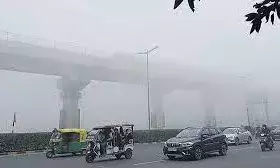 कोहरे और शीतलहर ने लोगों की बढ़ाई मुश्किलें, दिल्ली में अलर्ट जारी; देरी से चल रहीं 11 ट्रेनें कोहरे और शीतलहर ने लोगों की बढ़ाई मुश्किलें, दिल्ली में अलर्ट जारी; देरी से चल रहीं 11 ट्रेनें