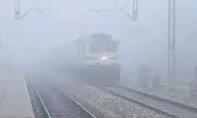 19 घंटे तक देरी से चल रहीं ट्रेनें, आगरा-जयपुर उड़ान पर भी असर 19 घंटे तक देरी से चल रहीं ट्रेनें, आगरा-जयपुर उड़ान पर भी असर