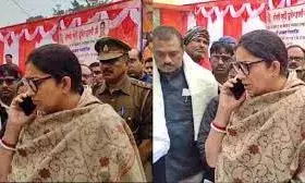 अध्यापक ने शिकायत की तो स्मृति ईरानी ने वहीं मिला दिया अधिकारी को फोन, जानिए फिर क्या हुआ