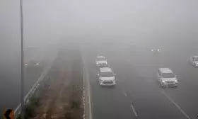 सर्दी का सितम, छाया घना कोहरा, 15 घंटे तक लेट चल रहीं ट्रेनें, हाईवे पर रेंग रहे वाहन