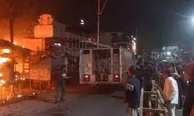देर रात छोटी सब्जी मंडी में लगी भीषण आग, चपेट में आई आठ दुकानें, लाखों का नुकसान देर रात छोटी सब्जी मंडी में लगी भीषण आग, चपेट में आई आठ दुकानें, लाखों का नुकसान