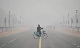 कड़ाके की ठंड से कांपी दिल्ली, आज के लिए यलो अलर्ट; कोहरे के कारण देरी से चल रहीं 23 ट्रेनें