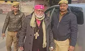 कमरे में जाकर छिपे थे कुलपति, बाहर से लगवा दिया था ताला; रोशनदान से झांककर देखा तो कुर्सी पर बैठे मिले कमरे में जाकर छिपे थे कुलपति, बाहर से लगवा दिया था ताला; रोशनदान से झांककर देखा तो कुर्सी पर बैठे मिले