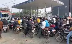 ड्राइवरों की हड़ताल से आम जन-जीवन प्रभावित, पेट्रोल पंपों पर लगी लंबी कतारें ड्राइवरों की हड़ताल से आम जन-जीवन प्रभावित, पेट्रोल पंपों पर लगी लंबी कतारें