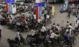 पेट्रोल के लिए मारामारी, कई पंप ड्राई घोषित, सब्जी-दूध पर भी पड़ेगा हड़ताल का असर पेट्रोल के लिए मारामारी, कई पंप ड्राई घोषित, सब्जी-दूध पर भी पड़ेगा हड़ताल का असर