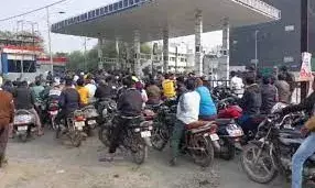 ड्राइवरों की हड़ताल से आम जन-जीवन प्रभावित, पेट्रोल पंपों पर लगी लंबी कतारें ड्राइवरों की हड़ताल से आम जन-जीवन प्रभावित, पेट्रोल पंपों पर लगी लंबी कतारें