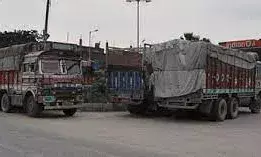 ट एंड रन कानून का यूपी के कई जिलों में विरोध, थमे लाखों ट्रकों-बसों के पहिए; यात्री परेशान ट एंड रन कानून का यूपी के कई जिलों में विरोध, थमे लाखों ट्रकों-बसों के पहिए; यात्री परेशान