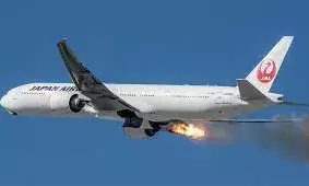 जापान: हनेडा एयरपोर्ट में जापान एयरलाइंस के विमान में लगी भीषण आग