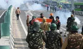 मैनपुरी में पुलिस और ट्रक ड्राइवरों के बीच झड़प, पुलिस ने आंसू गैस के गोले दागे मैनपुरी में पुलिस और ट्रक ड्राइवरों के बीच झड़प, पुलिस ने आंसू गैस के गोले दागे