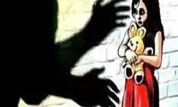 पांच साल की सौतेली बेटी का कत्ल कर जला दी लाश, हड्डियां फेंकते हुए लोगों ने देखा तो खुला राज