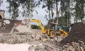 राजाजी में बनी अवैध मजार पर चली जेसीबी, छह माह में 1305 हेक्टेयर वन भूमि अतिक्रमण मुक्त