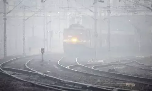 यात्रियों के लिए कोहरे की मुसीबत: दिल्ली से 26 ट्रेनें विलंबित