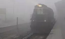 कड़ाके की ठंड से ठिठुरी दिल्ली, दिन में नहीं मिलेगी राहत; देरी से चल रहीं 26 ट्रेनें