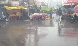 वाराणसी में बारिश ने फिर बढ़ाई ठंड, सड़कों पर पसरा सन्नाटा; आग के सहारे लोग वाराणसी में बारिश ने फिर बढ़ाई ठंड, सड़कों पर पसरा सन्नाटा; आग के सहारे लोग