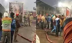 सब्जी मंडी में खड़े ट्रक में लगी आग, धमाकों से क्षेत्र में दहशत; फायर टीम की छह गाड़ियां बुझाने में लगीं सब्जी मंडी में खड़े ट्रक में लगी आग, धमाकों से क्षेत्र में दहशत; फायर टीम की छह गाड़ियां बुझाने में लगीं