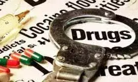 नोएडा पुलिस ने ड्रग तस्कर जोड़ी का भंडाफोड़ किया: स्कूल के पास 1 किलोग्राम मारिजुआना बेचने के आरोप में दो महिलाओं को गिरफ्तार किया गया नोएडा पुलिस ने ड्रग तस्कर जोड़ी का भंडाफोड़ किया: स्कूल के पास 1 किलोग्राम मारिजुआना बेचने के आरोप में दो महिलाओं को गिरफ्तार किया गया