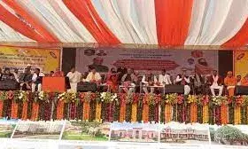 धर्मनगरी पहुंचे रक्षामंत्री राजनाथ सिंह, पतंजलि गुरुकुलम् की रखेंगे आधारशिला, सीएम भी हुए शामिल