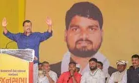 I.N.D.I.A में खींचतान के बीच केजरीवाल ने भरूच सीट से घोषित किया उम्मीदवार, जानें कौन हैं जेल में कैद चैतर वसावा