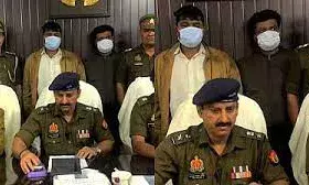 मर्डर का आरोपी सगे भाई के साथ गिरफ्तार, रिवॉल्वर-चार कारतूस और कार बरामद मर्डर का आरोपी सगे भाई के साथ गिरफ्तार, रिवॉल्वर-चार कारतूस और कार बरामद