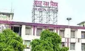 सड़कों पर कूड़ा, टॉयलेट पर ताले... इस तरह फिसल गई ताजनगरी की रैंकिंग सड़कों पर कूड़ा, टॉयलेट पर ताले... इस तरह फिसल गई ताजनगरी की रैंकिंग