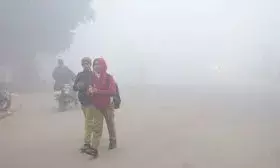 बर्फीली हवाओं ने फिर काशी में बढ़ा दी गलन, पारा लुढ़कने से लोगों को कंपा रही ठंड