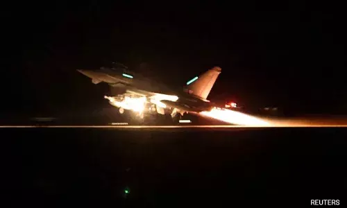 यमन में हौथी ठिकानों पर अमेरिका के नेतृत्व में हमलों के बाद चीन ने शांत रहने का आग्रह किया यमन में हौथी ठिकानों पर अमेरिका के नेतृत्व में हमलों के बाद चीन ने शांत रहने का आग्रह किया